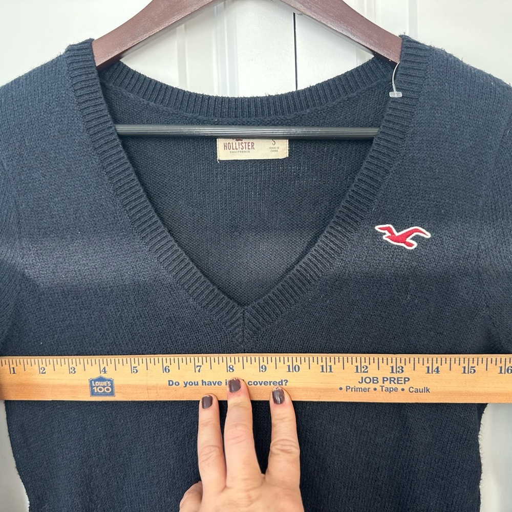 NWOT Hollister Women's Navy V-Neck Sweater - Picture 7 of 7